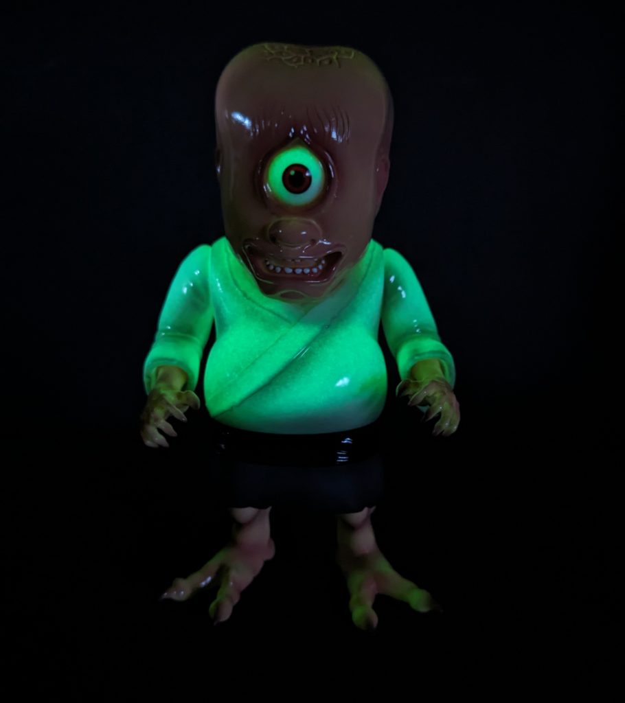 妖怪画家ヨハクが香港のソフビメーカーplanet xとコラボして制作した妖怪アートシリーズの第一弾一つ目小僧のメディコムトイバージョンのソフビは蓄光です。