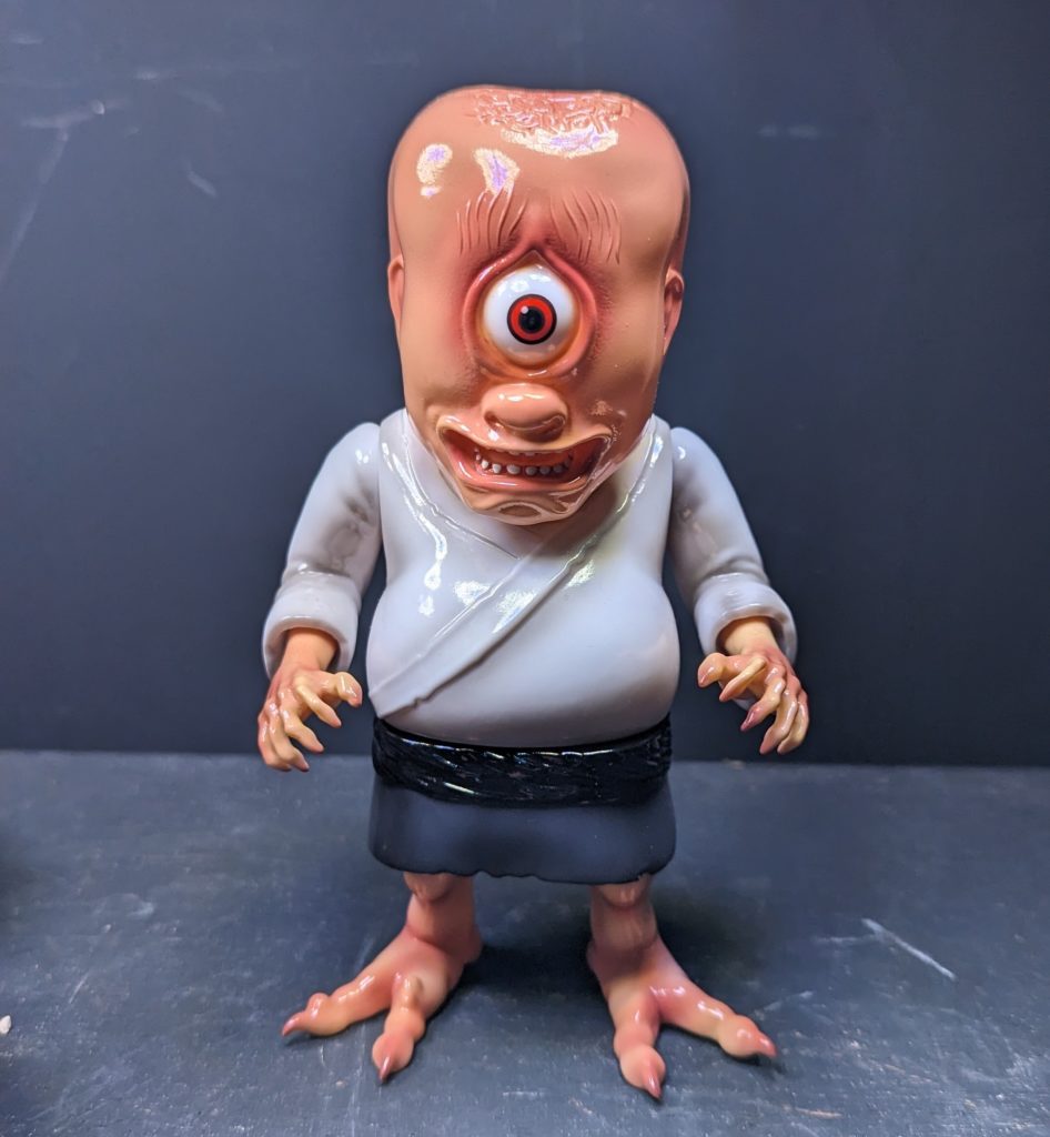 妖怪画家ヨハクが香港のソフビメーカーplanet xとコラボして制作した妖怪アートシリーズの第一弾一つ目小僧のメディコムトイバージョンのソフビが発売です。