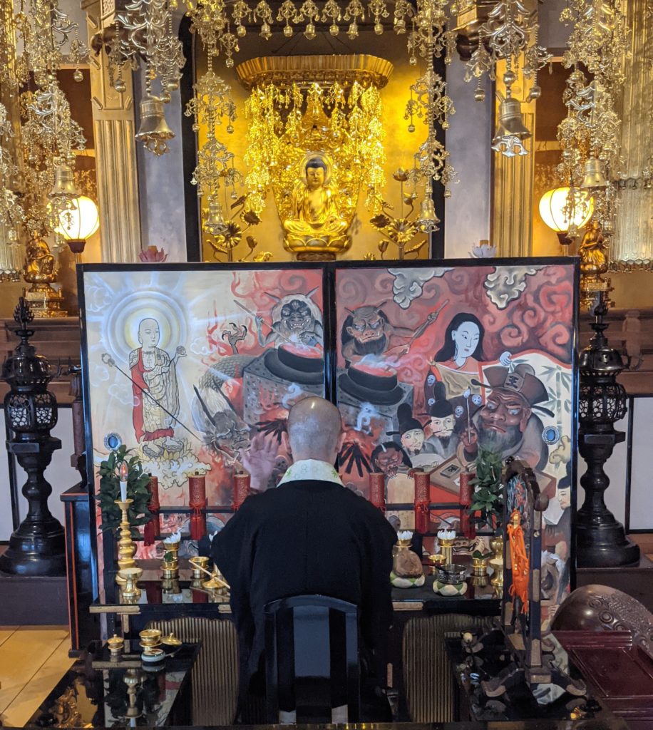 妖怪画家ヨハクがコロナの終息を祈願した描いた地獄の襖絵を最明寺に奉納し魂入れを行っている様子