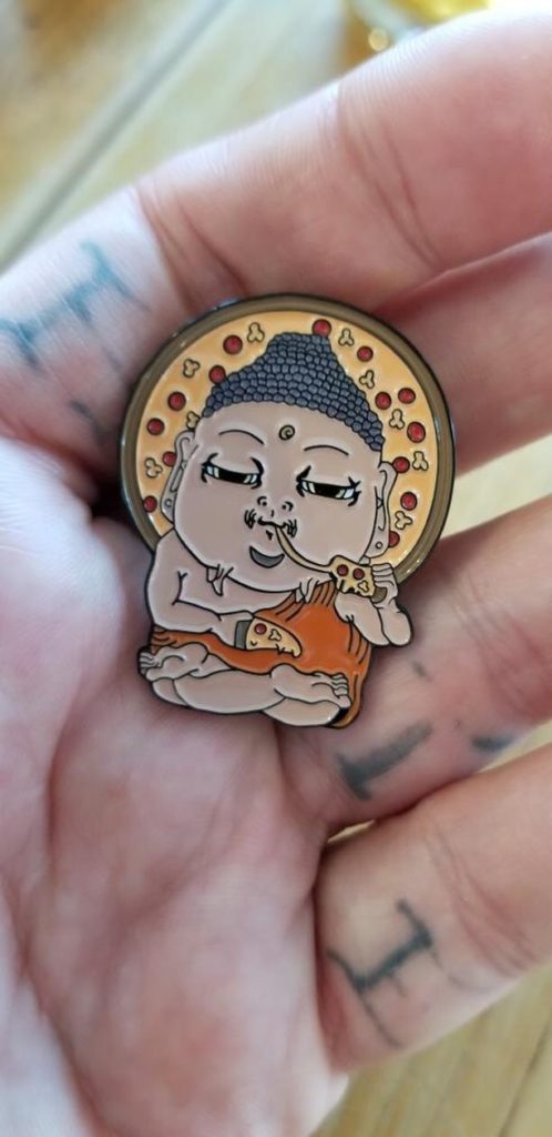妖怪画家ヨハクとアメリカのピザ系の作品を制作しているPizzaboyzzzとのコラボピンバッジ