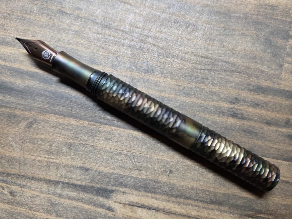 ヨハクが普段使っている万年筆schondsgnpocket6ファセットアルミニウムを描く状態にした写真