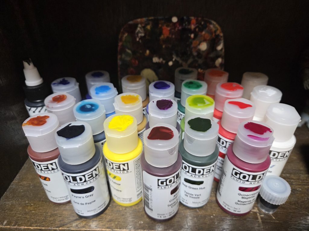 ゴールデンのアクリル絵具フルイドの写真