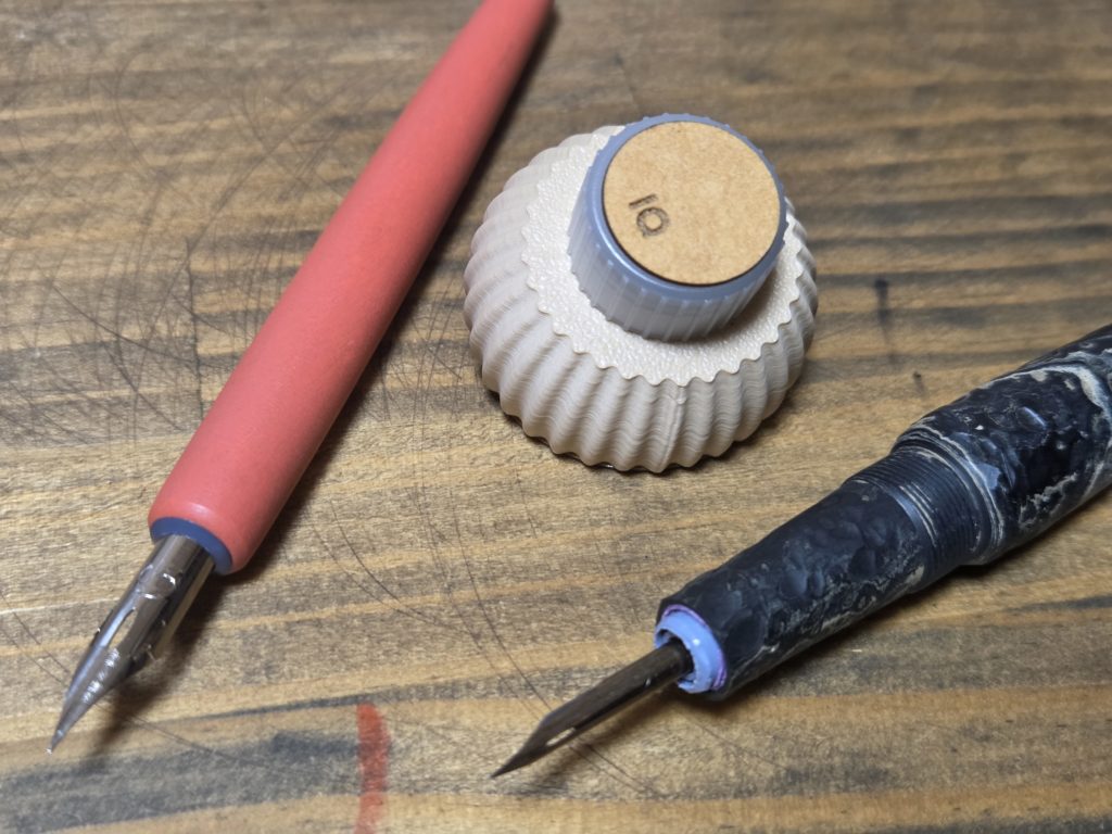 INNER QUILLのインクウェルとつけペンの写真