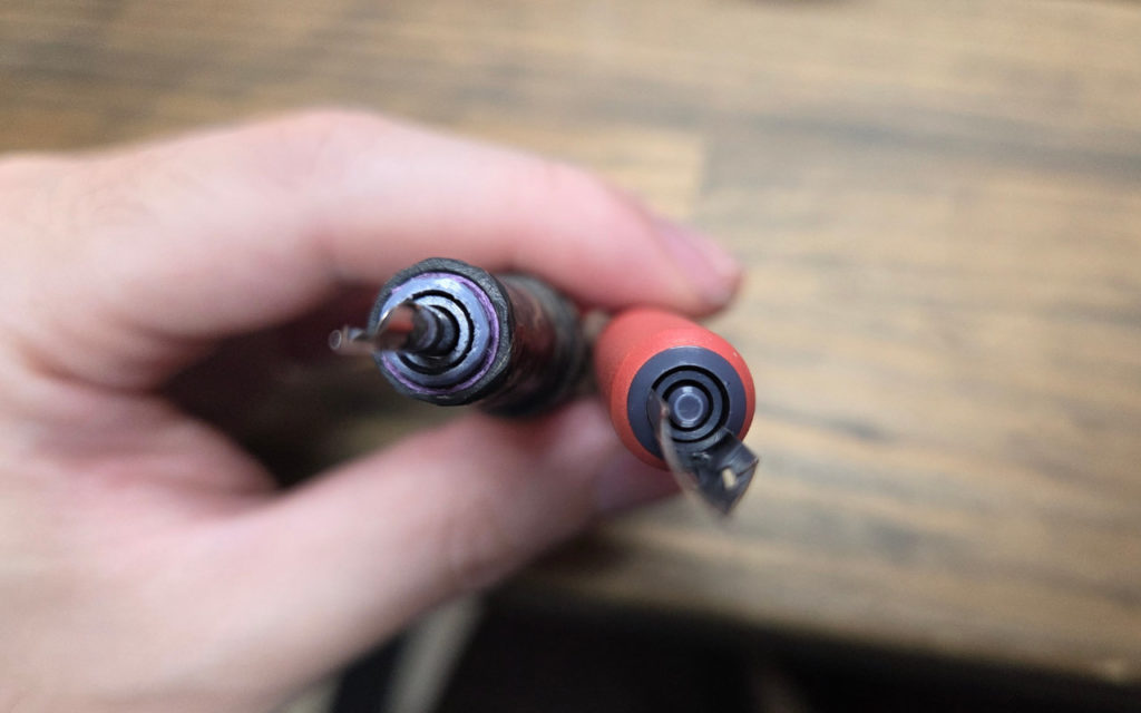 つけペンのニブが刺さっている部分を上から撮った写真